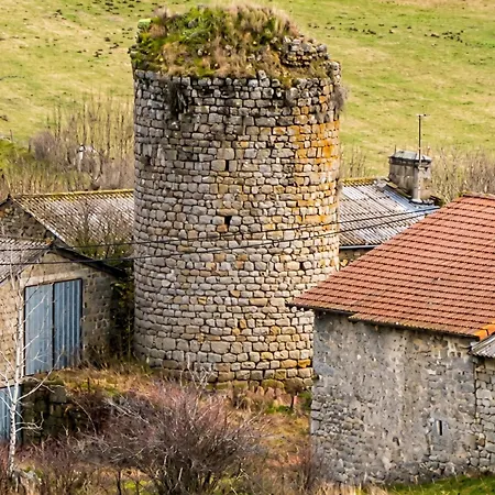 Maison Charmante Le Malzieu, Jardin بيت للعطل *